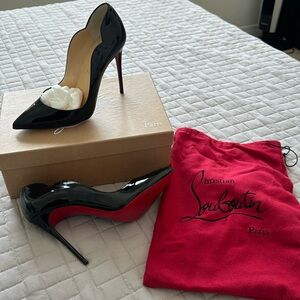 Christian Louboutin Hot Chick 100 Patent. Black.